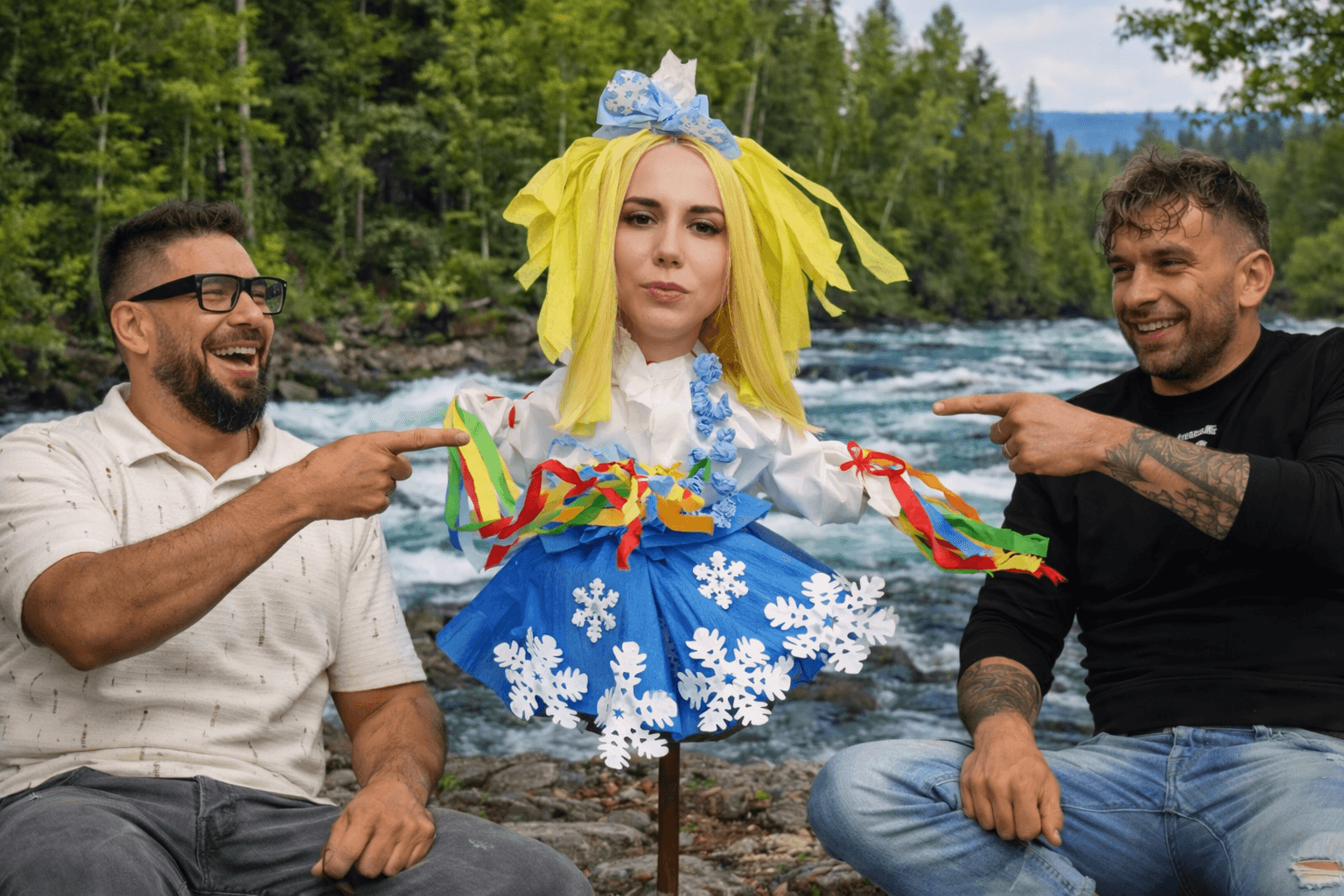 Szalony i Tańcula topią marzannę z wizerunkiem Marianny Schreiber