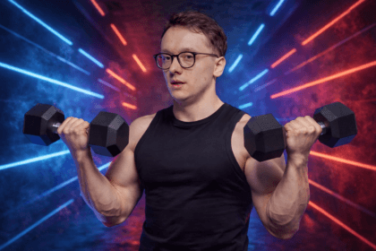 Revo podczas treningu siłowego. Współpraca z Warszawskim Koksem