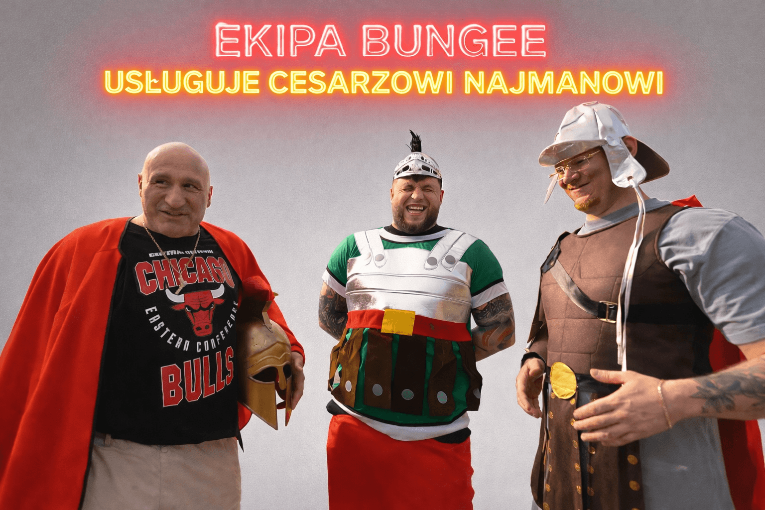 Ekipa Bungee i Marcin Najman jako cesarz. Najdziwniejsza armia w Częstochowie 1 Ekipa Bungee niesie Marcina Najmana przebranych za cesarza podczas improwizowanej parady w Częstochowie