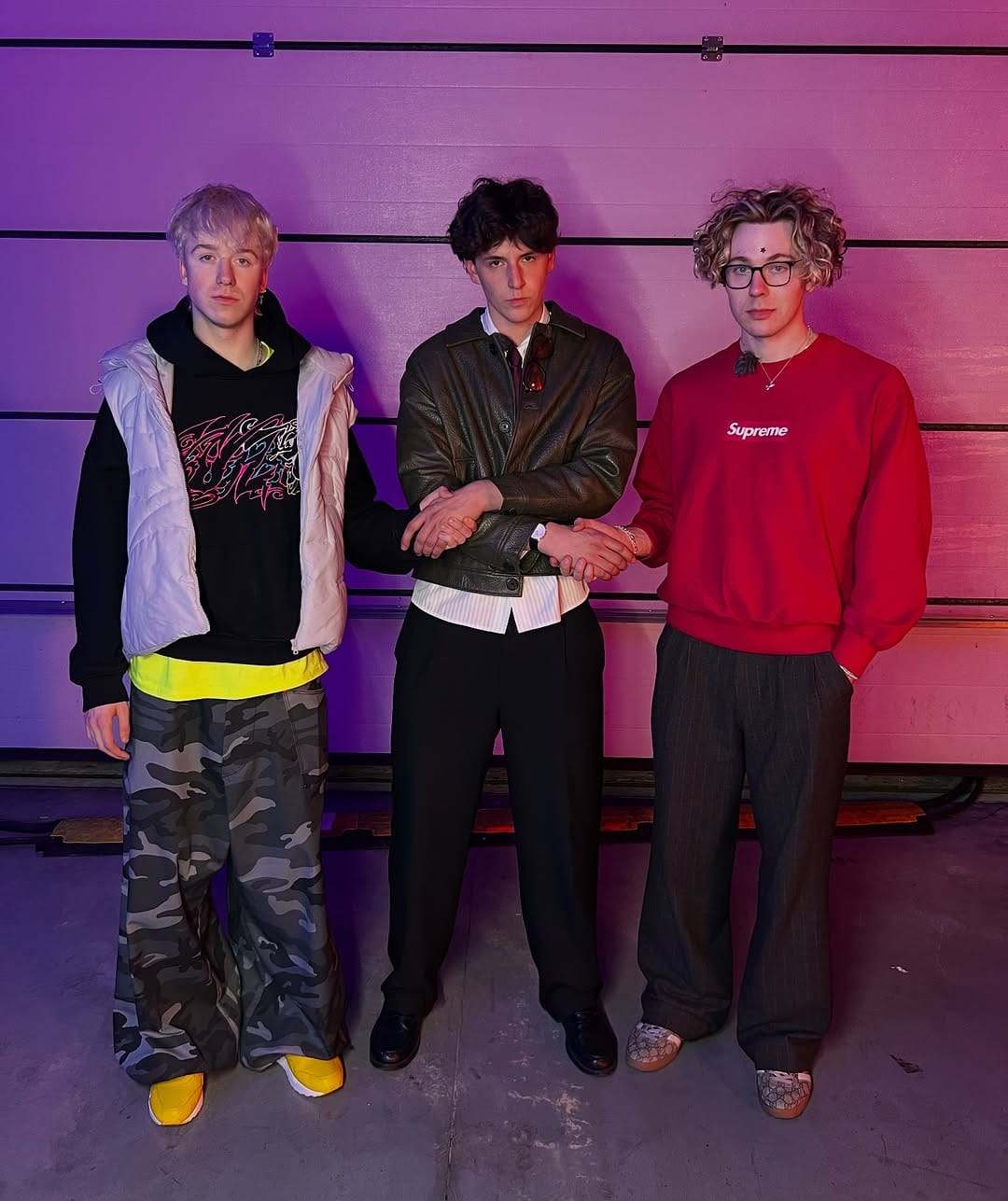 Afera wokół marki Blair od Miłosza Zdradkowskiego. Klienci preorderu bluz zauważyli metki Made in China, mimo że brand był kojarzony z produkcją w Polsce. W sieci pojawiły się zarzuty o wprowadzanie w błąd, wysoką cenę i niedociągnięcia jakościowe. Miłosz tłumaczy, że projekt powstał w Polsce, a produkcja była nadzorowana w chińskiej szwalni i zapowiada większą transparentność.
