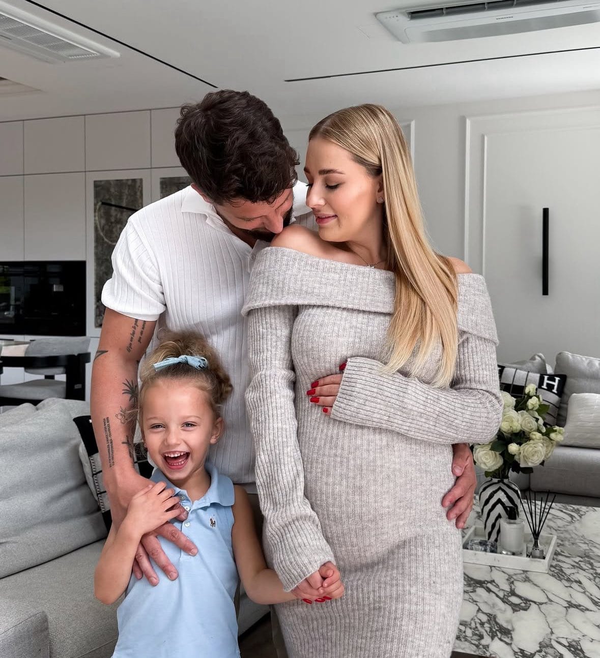 Andziaks z rodziną. Temat porodu w internecie i występu u Wojewódzkiego.
Andziaks w centrum internetowej burzy po porodzie, prezencie dla córki i licznych współpracach reklamowych