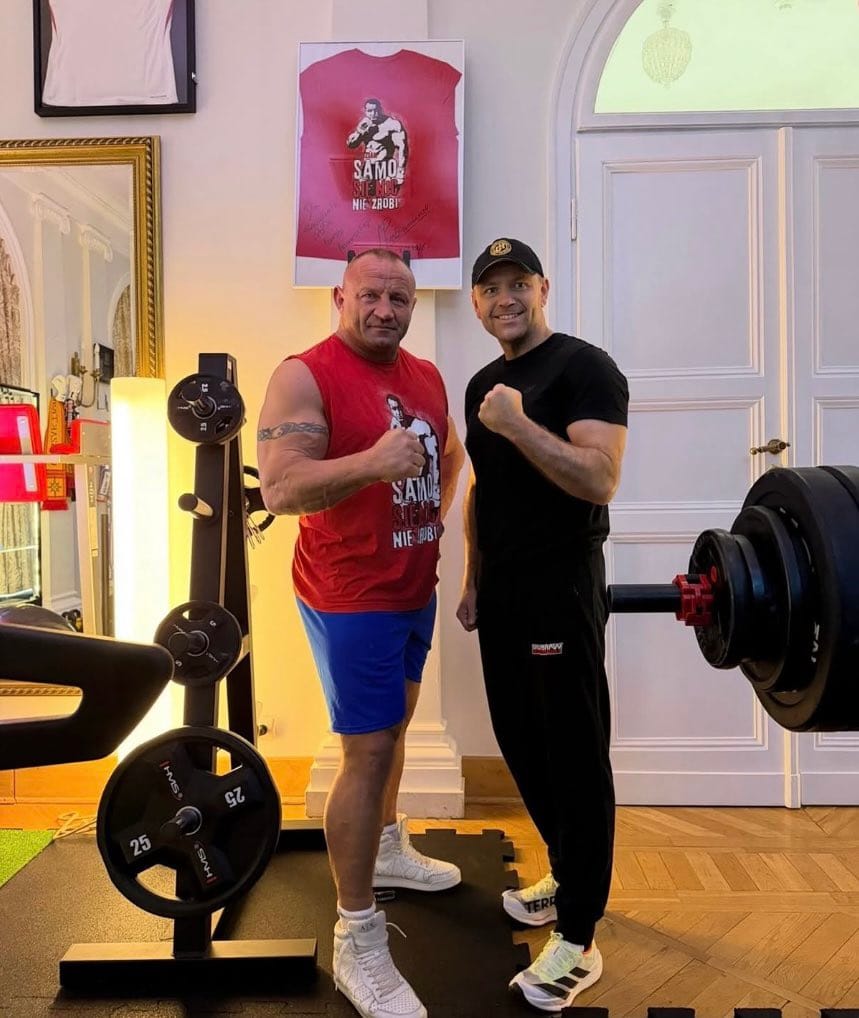 Karol Nawrocki ile wyciska na ławce
Karol Nawrocki 150 kg wyciskanie
Karol Nawrocki trening z Mariuszem Pudzianowskim
Karol Nawrocki u Warszawskich Koksów kiedy odcinek
Karol Nawrocki forma fizyczna
prezydent na siłowni wywiad YouTube