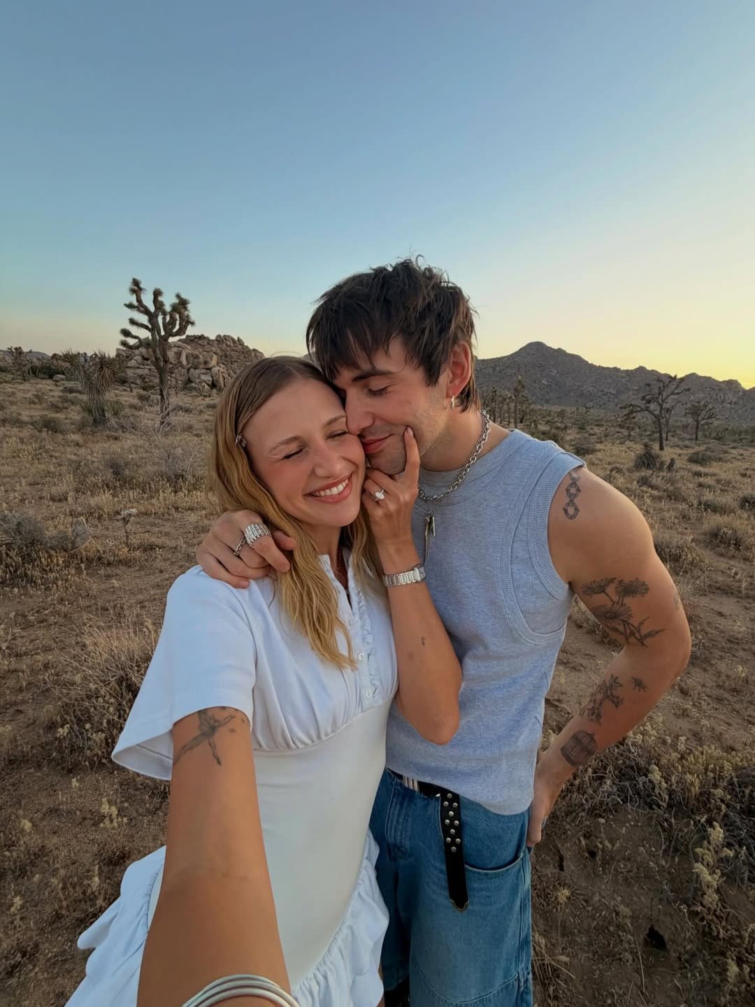 Kadr z rolki Miłosza i Gaby ze wspólnego wyjazdu. W końcowej scenie Miłosz trzyma pudełko z pierścionkiem i przygotowuje się do oświadczyn, co chwilę później para potwierdza zdjęciem z zaręczyn.
