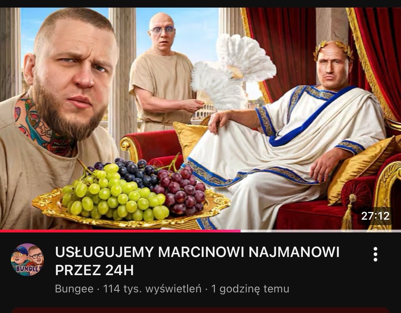 Ekipa Bungee i Marcin Najman jako cesarz. Najdziwniejsza armia w Częstochowie 2 Marcin Najman jako cesarz niesiony przez Ekipę Bungee podczas improwizowanej parady w centrum Częstochowy