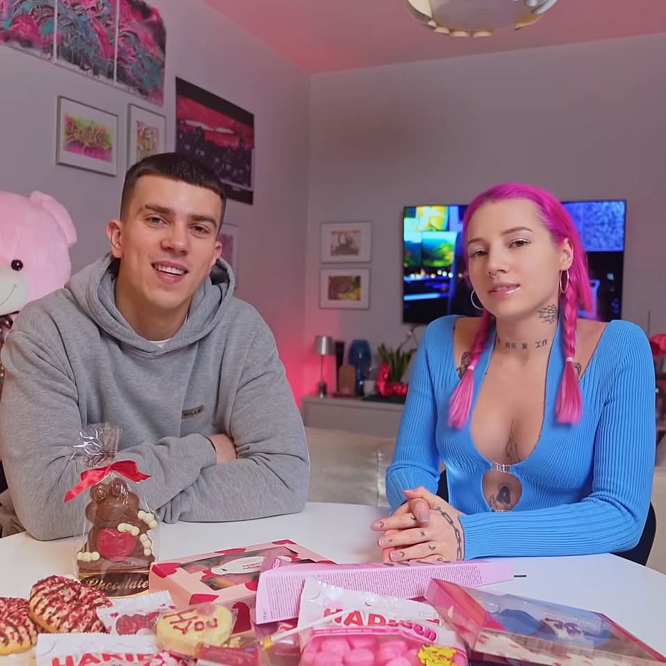 Kacper Błoński i Young Leosia po rozstaniu. Fani analizują single era Sary i aktywność influencera w mediach społecznościowych