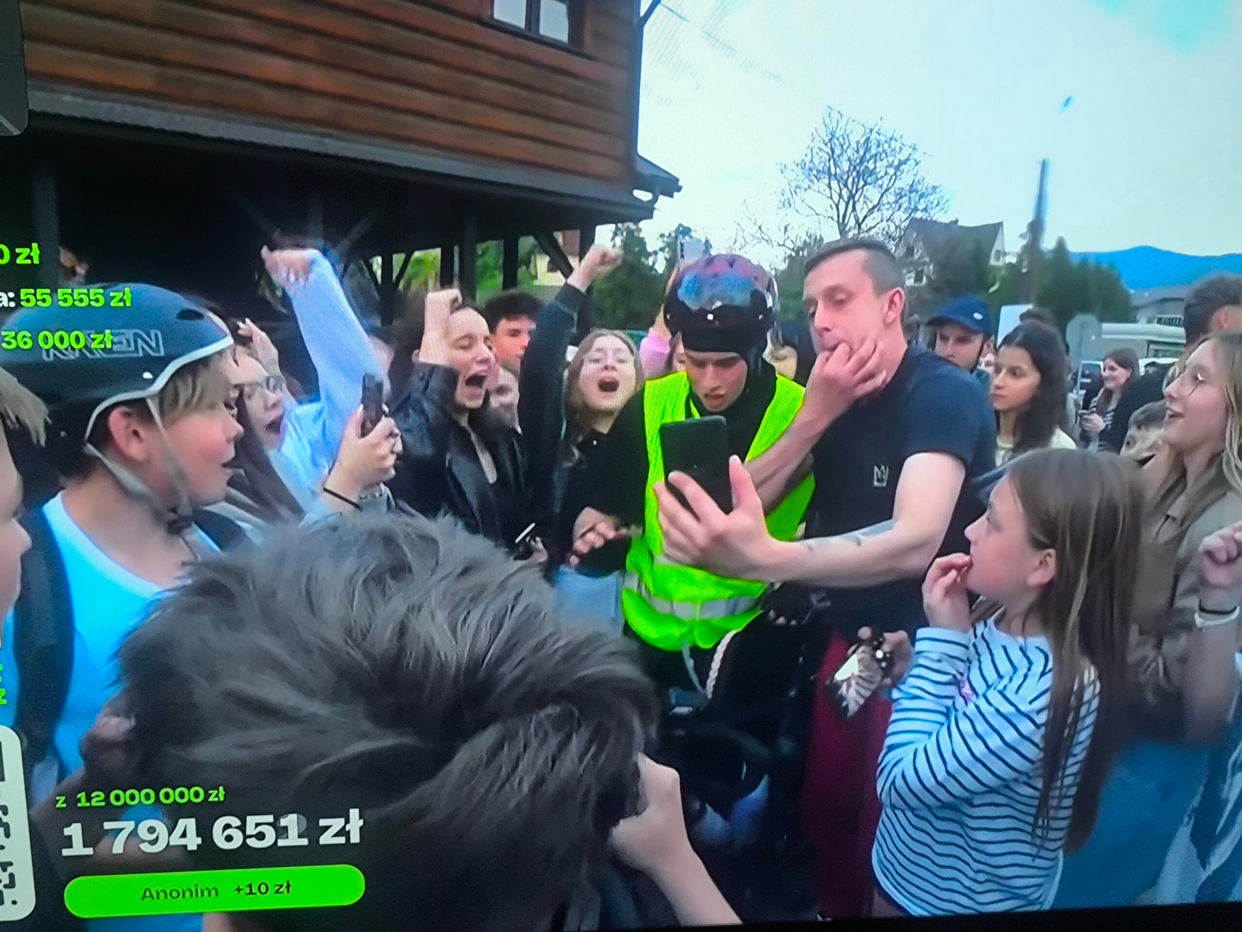 Łatwogang rowerem przez Polskę. Charytatywny stream przyciągnął tłumy, ale na trasie zrobiło się niebezpiecznie 3 Łatwogang rowerem przez Polskę. Charytatywny stream przyciągnął tłumy, ale na trasie zrobiło się niebezpiecznie