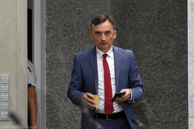 Rutkowski i Stonoga polecieli do USA. Chcą odnaleźć Zbigniewa Ziobrę. Co się tam dzieje? 2 Stonoga szuka Ziobry
Zbigniew Ziobro USA
Ziobro uciekł do USA
Rutkowski Stonoga Ziobro