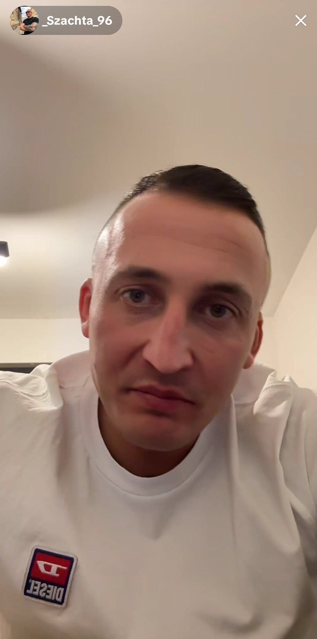 Bartek Szachta ofiarą nocnego ataku? Wybita szyba i podpalenie drzwi pod jego domem